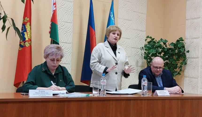 «Будем наводить порядок на земле». Председатель Минского областного Совета депутатов Наталья Якубицкая встретилась с работниками КУП «Смолевичское ЖКХ»