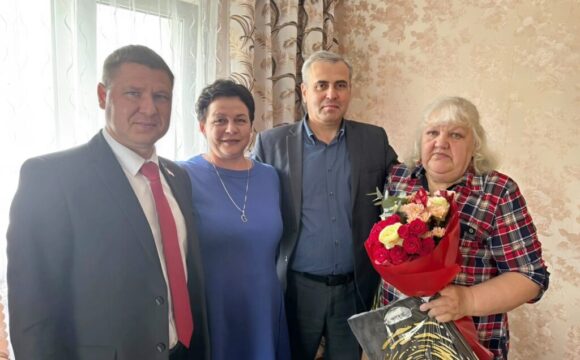 Пропололи грядки и подарили подарки. В Смолевичах помогают ветеранам ЖКХ