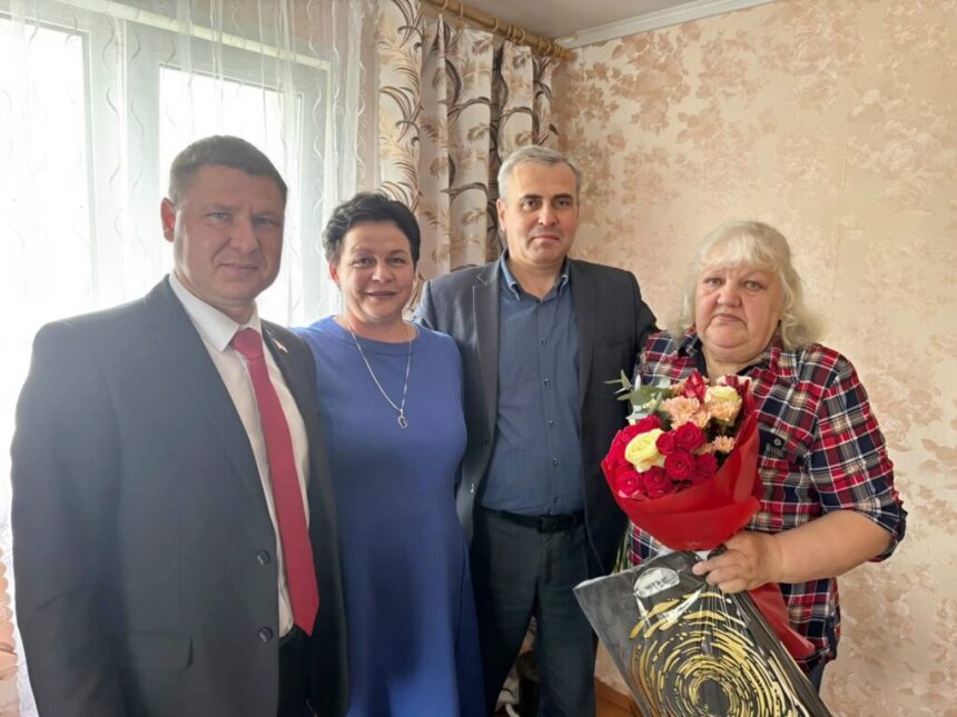 Пропололи грядки и подарили подарки. В Смолевичах помогают ветеранам ЖКХ