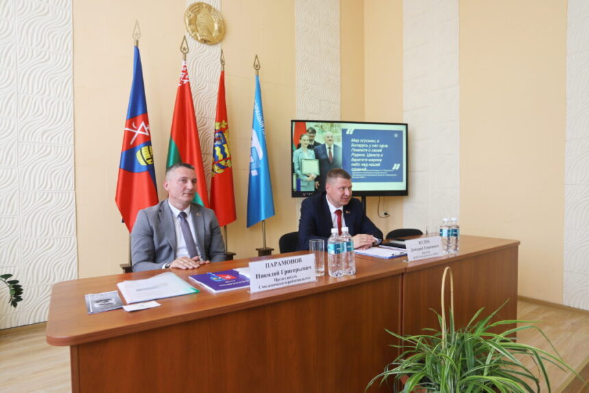 Информационно-пропагандистская группа во главе с председателем райисполкома Николаем Парамоновым провела встречу в Смолевичском ЖКХ