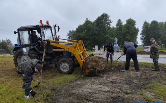 Молодежь Смолевичского ЖКХ и водоканала трудится на благоустройстве братской могилы в Юрьево