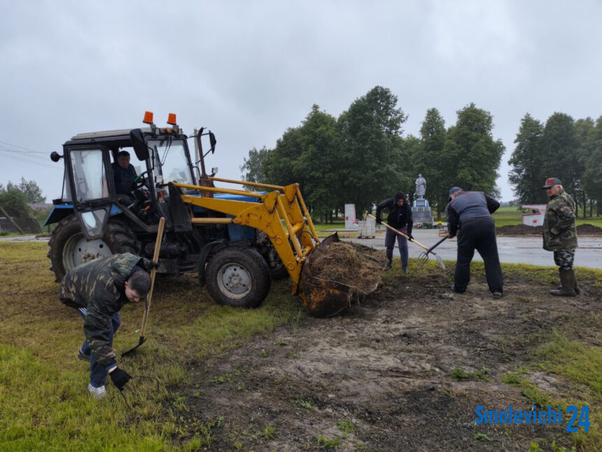 Молодежь Смолевичского ЖКХ и водоканала трудится на благоустройстве братской могилы в Юрьево