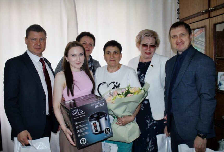 «Столько теплых слов за раз не слышала»: маму шестерых детей поздравили с Днем матери