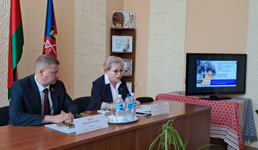 Председатель Смолевичского районного Совета депутатов Марина Клюева провела единый день информирования в Смолевичском ЖКХ. Тема мероприятия: «День народного единства: значение мира и согласия».